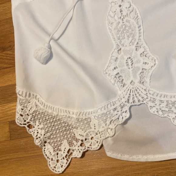 *last chance!!* L’atiste | Women’s white tank with open/floral print mid front - Picture 2 of 16